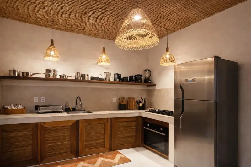 Cozinha completa, com armários de madeira, fogão com forno, geladeira e bancada de trabalho